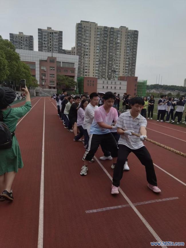 至意送别高三学生还没启齿就已堕泪 芳华摆渡东谈主泪别首届毕业生