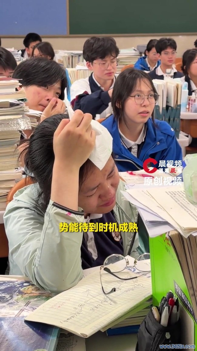 至意送别高三学生还没启齿就已堕泪