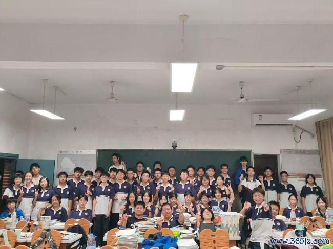 至意送别高三学生还没启齿就已堕泪 芳华摆渡东谈主泪别首届毕业生