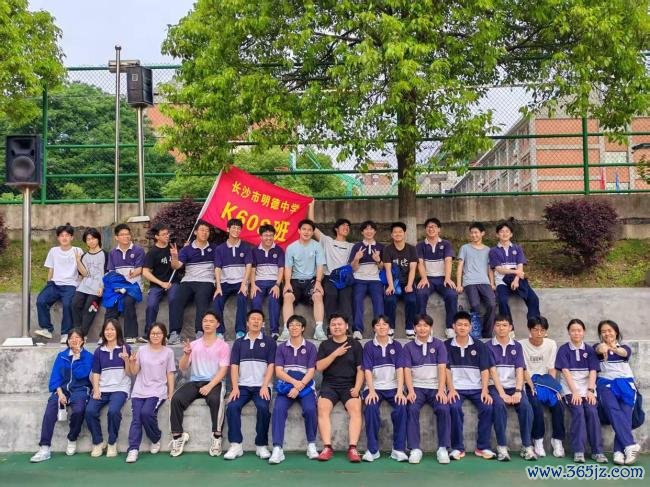 至意送别高三学生还没启齿就已堕泪 芳华摆渡东谈主泪别首届毕业生