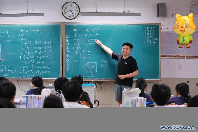 至意送别高三学生还没启齿就已堕泪 芳华摆渡东谈主泪别首届毕业生