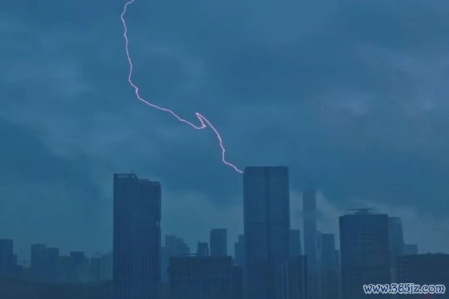 深圳暴雨中惊现“水龙卷” 激发市民热议